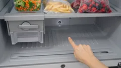 Die meisten Menschen wissen es nicht: Was bedeutet dieses kleine Loch im Gefrierfach?