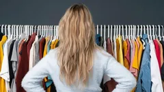 Laut der Psychologie: Welche Farben wählen unsichere Menschen bei der Kleiderwahl?