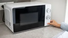 Ein häufiger Fehler, den fast jeder macht, kann Ihre Mikrowelle jederzeit beschädigen.