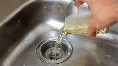 Keine üblen Gerüche mehr: Ein halbes Glas dieses Mittels löst jede Verstopfung im Lavabo